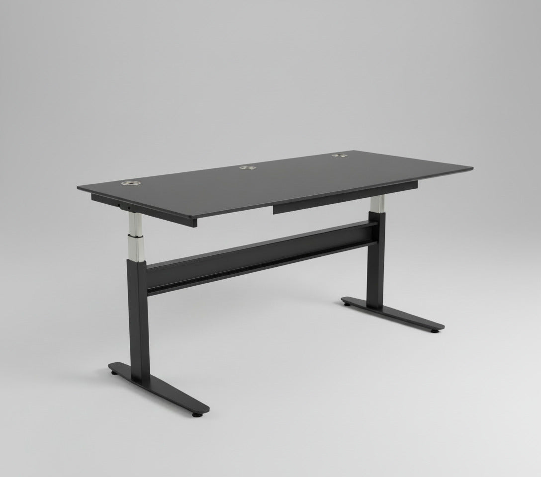 Brugt Duba hæve-sænkebord 180x80 i antracitgrå set fra skrå vinkel, med affasede kanter, kabelbakke og kabelgennemføring.